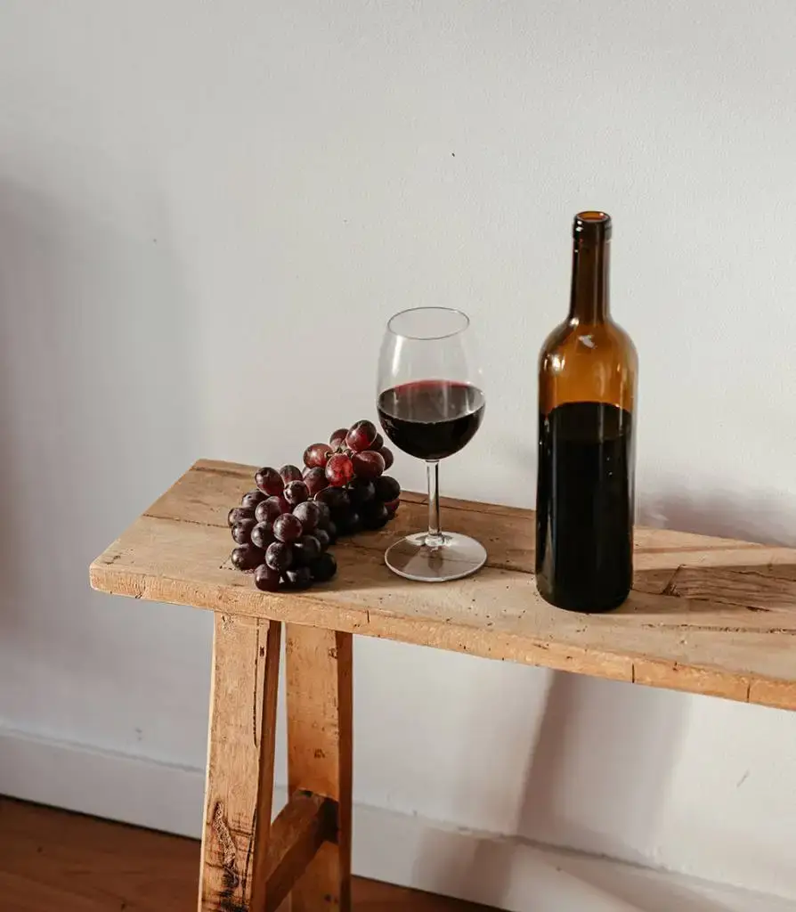 Bouteille et verre de vin rouge