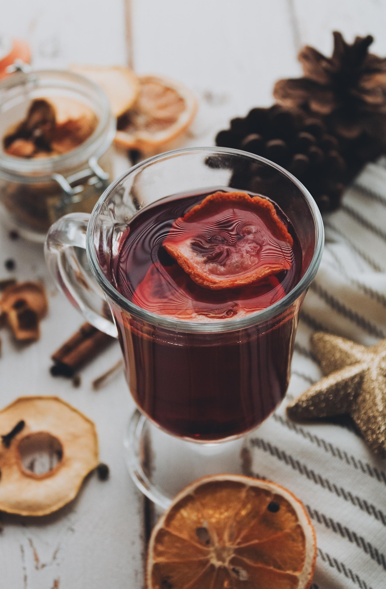 Vin chaud – simple, aromatique, préparé avec soin